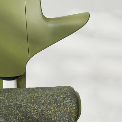 Hag Capisco Puls 8020 fabric, arda moss/white