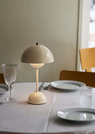&Tradition Flowerpot VP9 rechargeable lamp, ivory