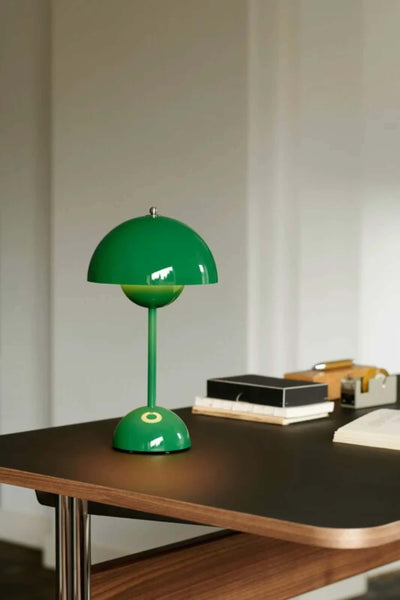 &Tradition Flowerpot VP9 rechargeable lamp, signal green