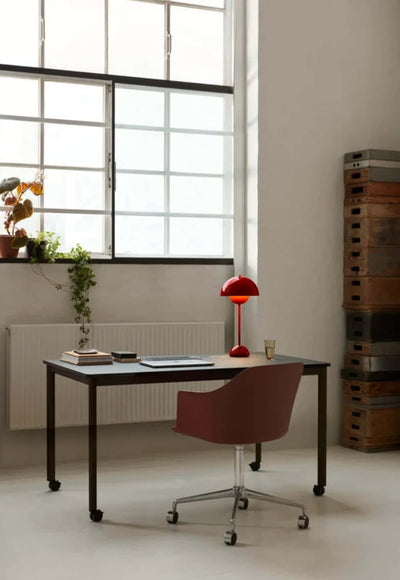 &Tradition Flowerpot VP3 table lamp, vermilion red