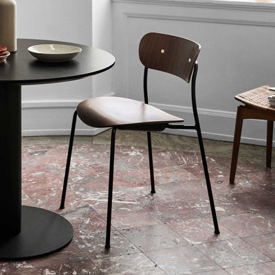 &Tradition AV1 Pavilion Chair, lacquered walnut/black/matt brass