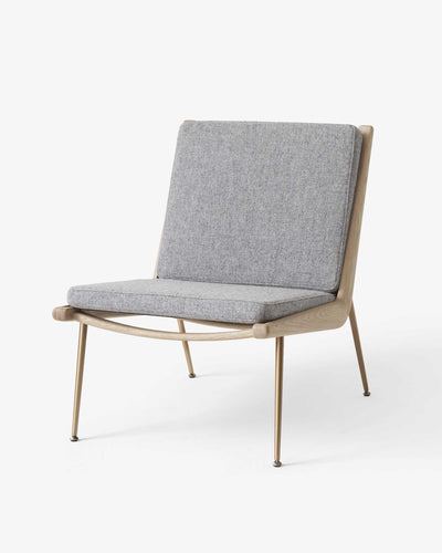 &Tradition HM1 Boomerang Lounge Chair, Hallingdal 130/Oiled Oak/Brass