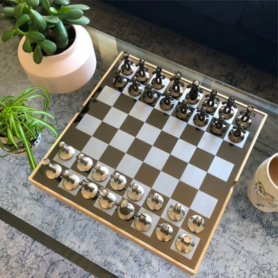 Umbra Buddy chess set