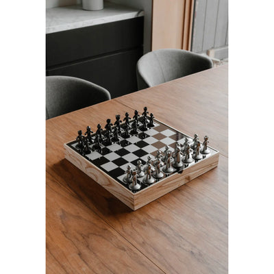 Umbra Buddy chess set