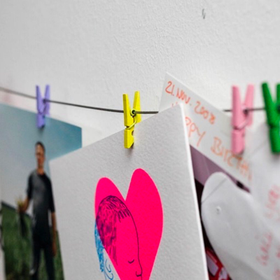 Kikkerland Photo Holder Wire With 10 Multicolor Mini Clothespins