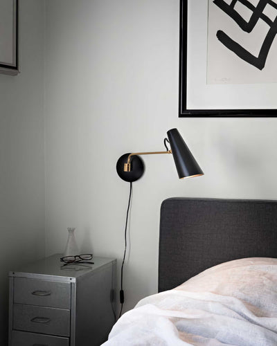 Northern Birdy swing wall lamp, black/brass