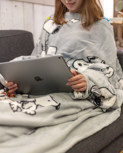 Kanguru Deluxe blanket w. sleeves and pocket, snoopy (140x180 cm)