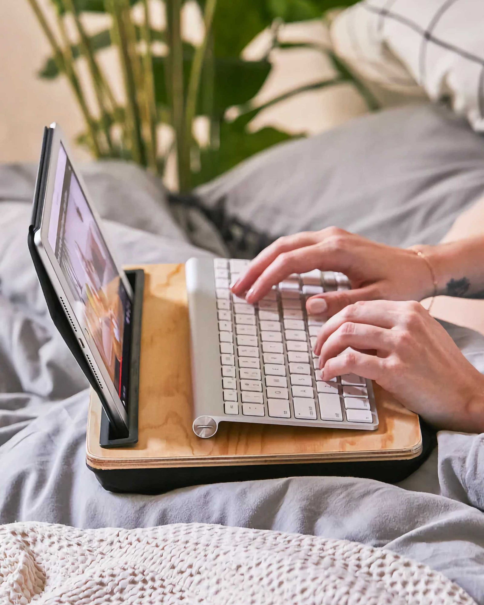 Kikkerland iBed Lap Desk