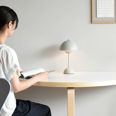 &Tradition Flowerpot VP9 rechargeable lamp, matt light grey