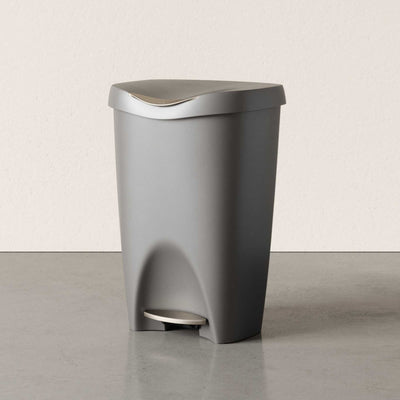 Umbra Brim step on trash can 50L, grey/nickel