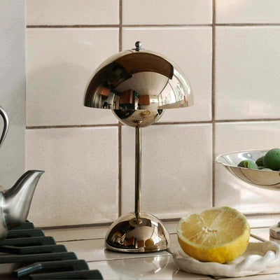 &Tradition Flowerpot VP9 rechargeable lamp, brass