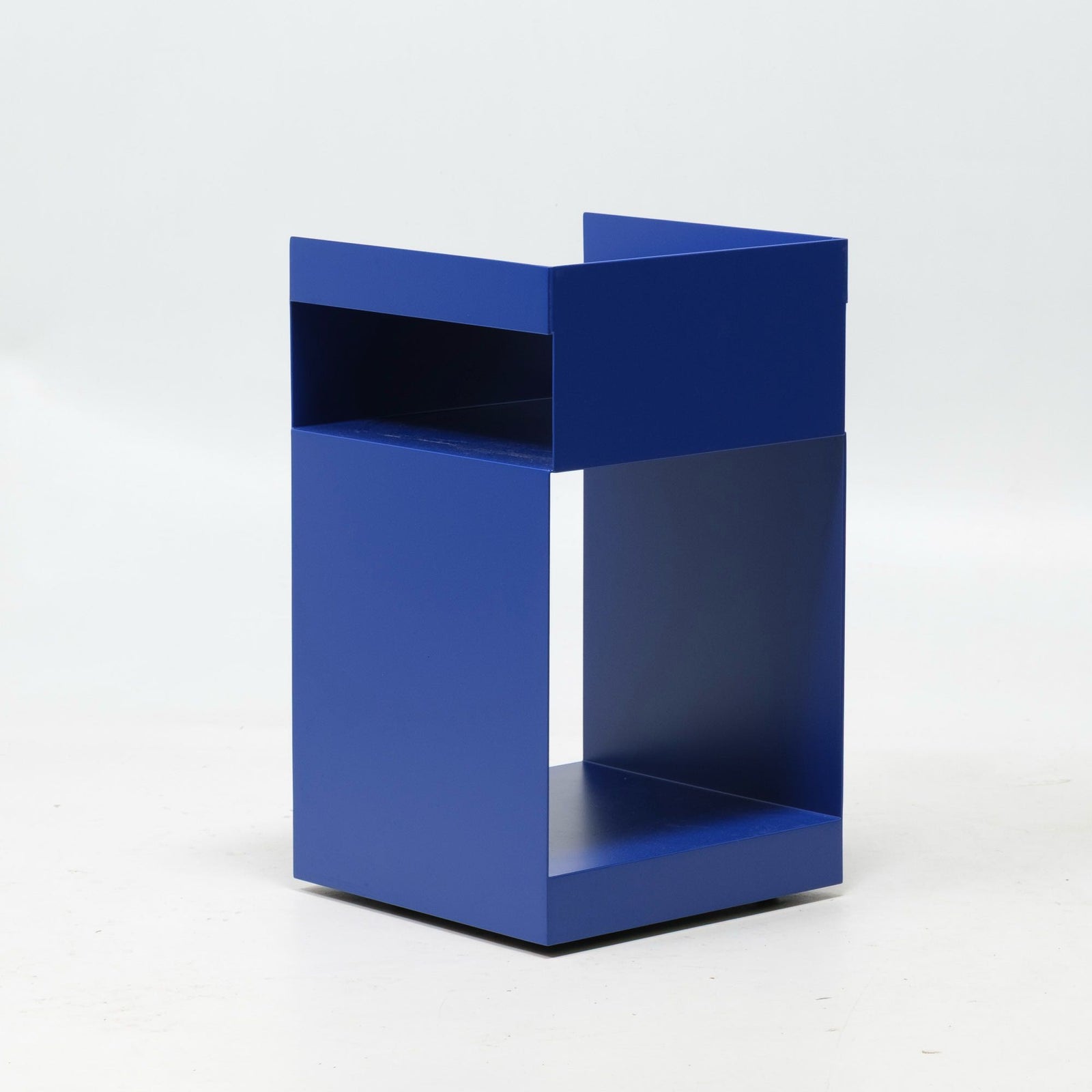 refurbished | &Tradition Rotate SC73 side table, cobalt blue
