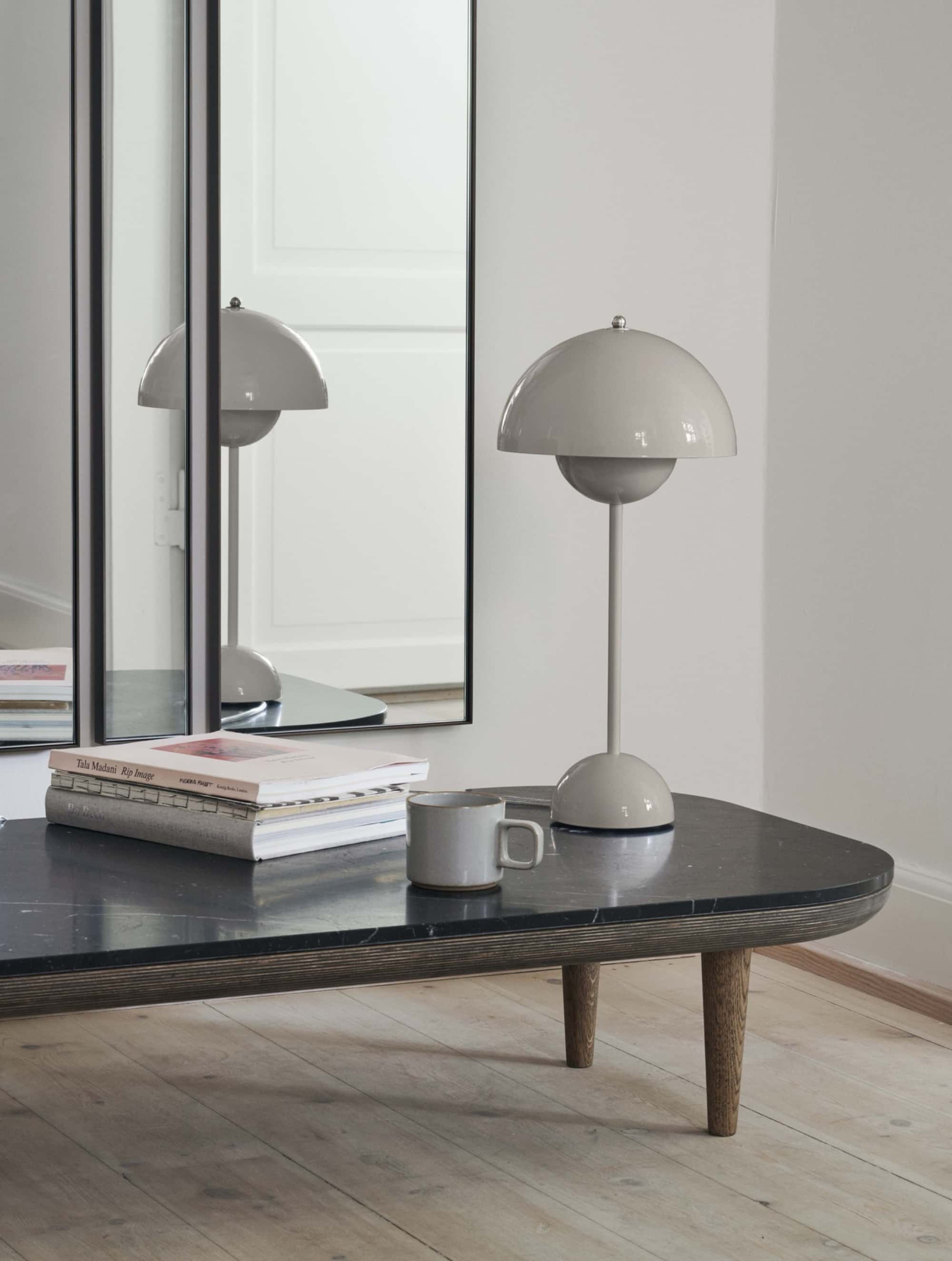 &Tradition Flowerpot VP3 table lamp, grey beige