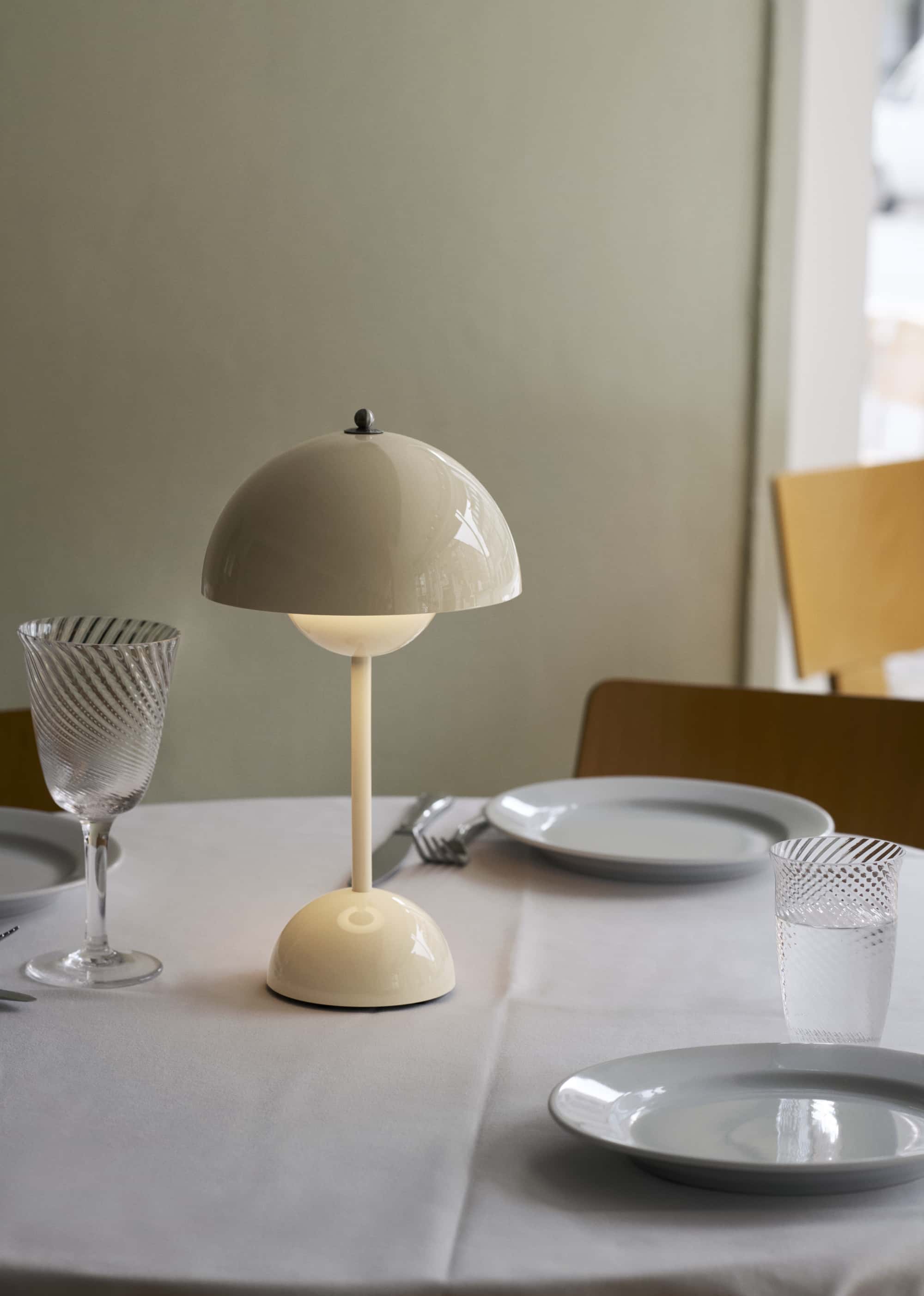 &Tradition Flowerpot VP9 portable table lamp, ivory