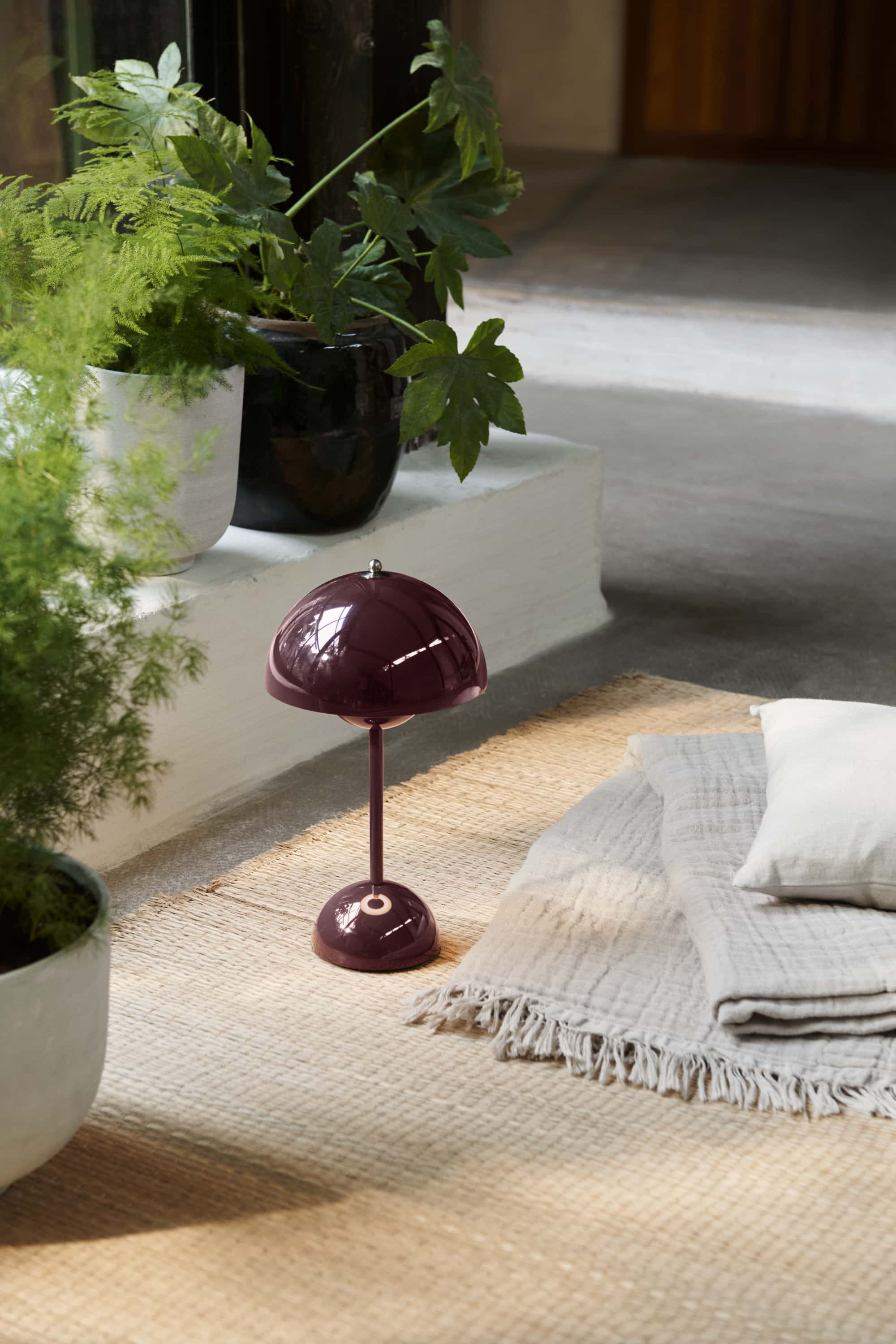 &Tradition Flowerpot VP9 portable table lamp, dark plum