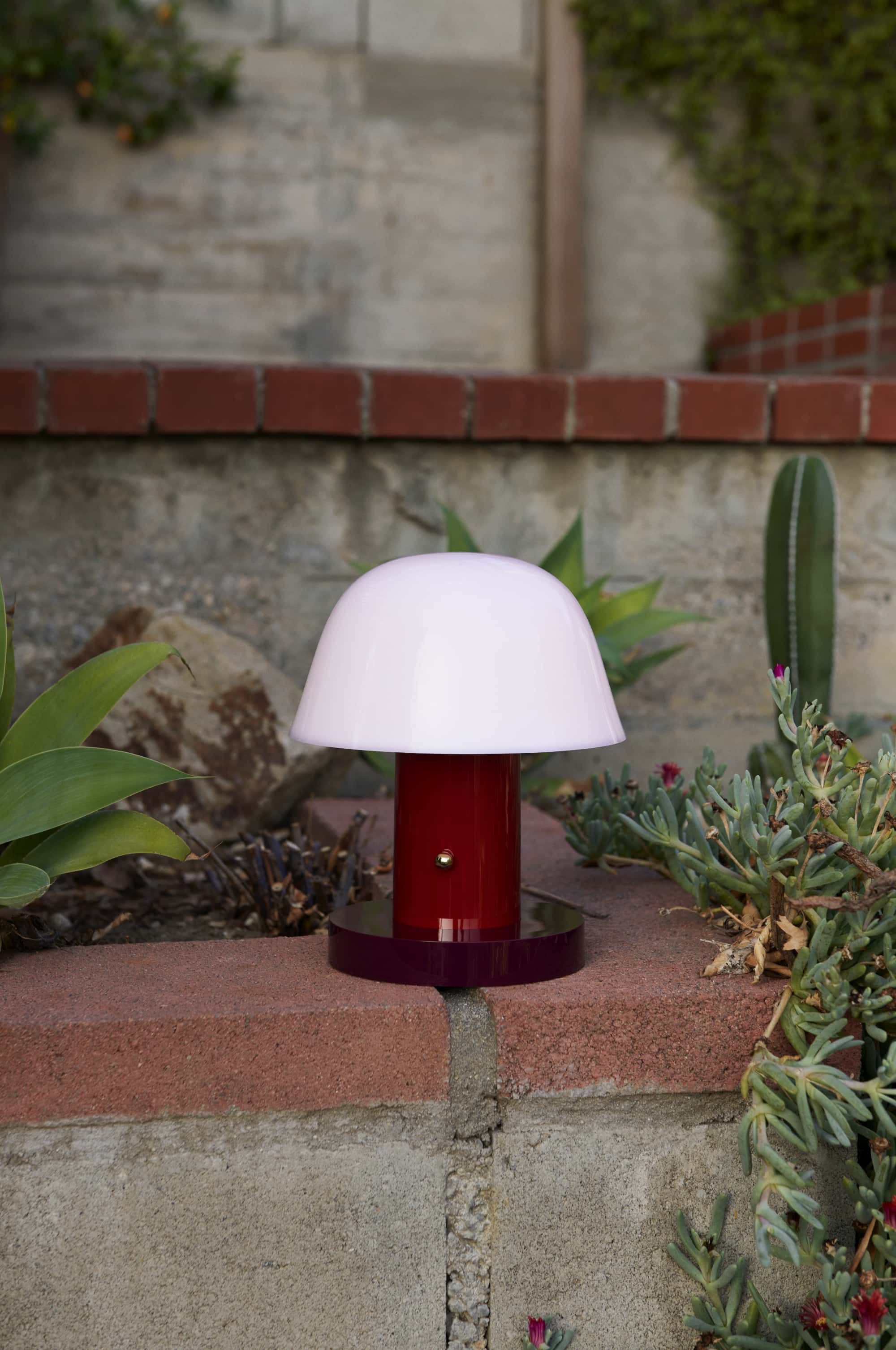 &Tradition Setago JH27 rechargeable lamp, maroon/grape