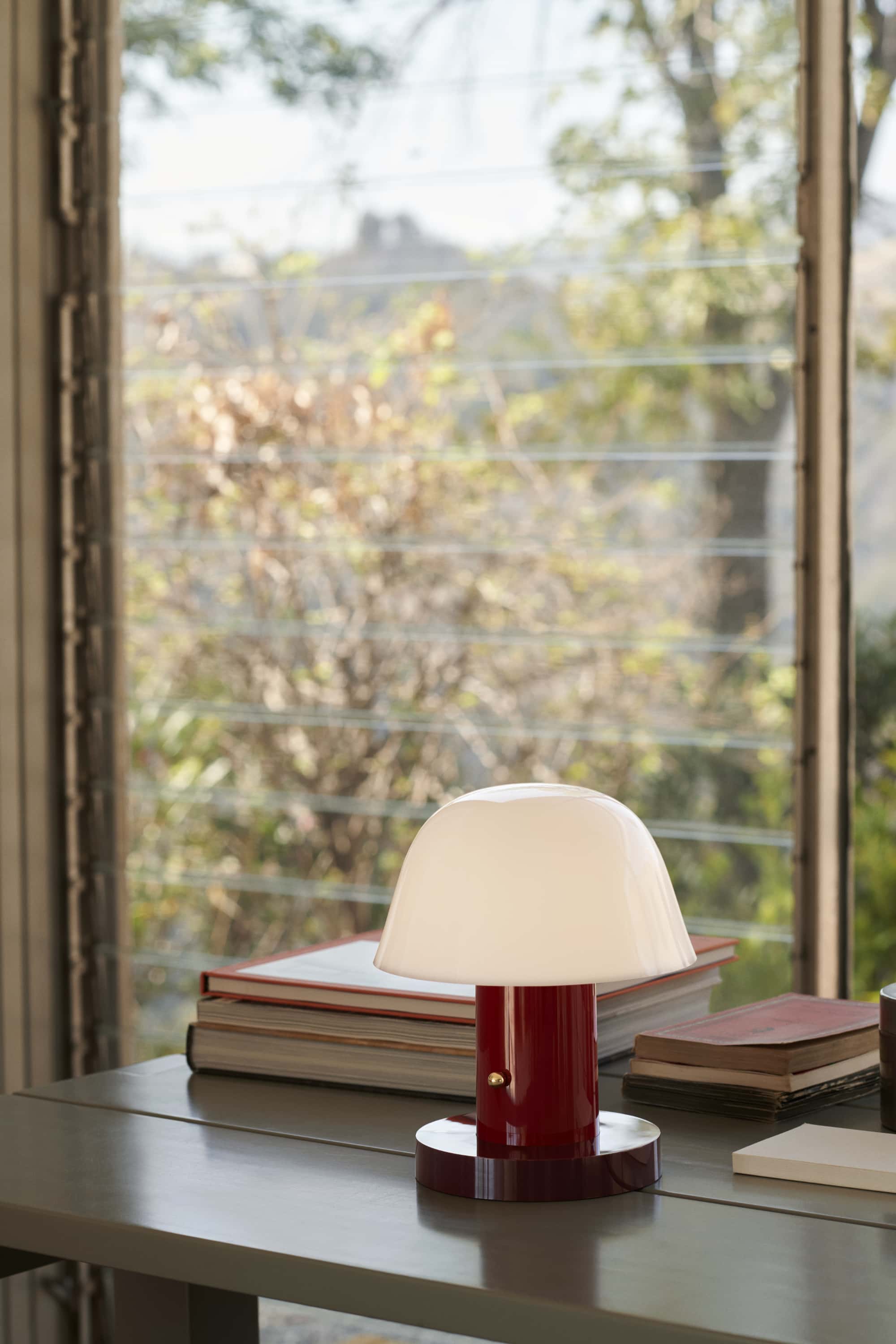 &Tradition Setago JH27 rechargeable lamp, maroon/grape