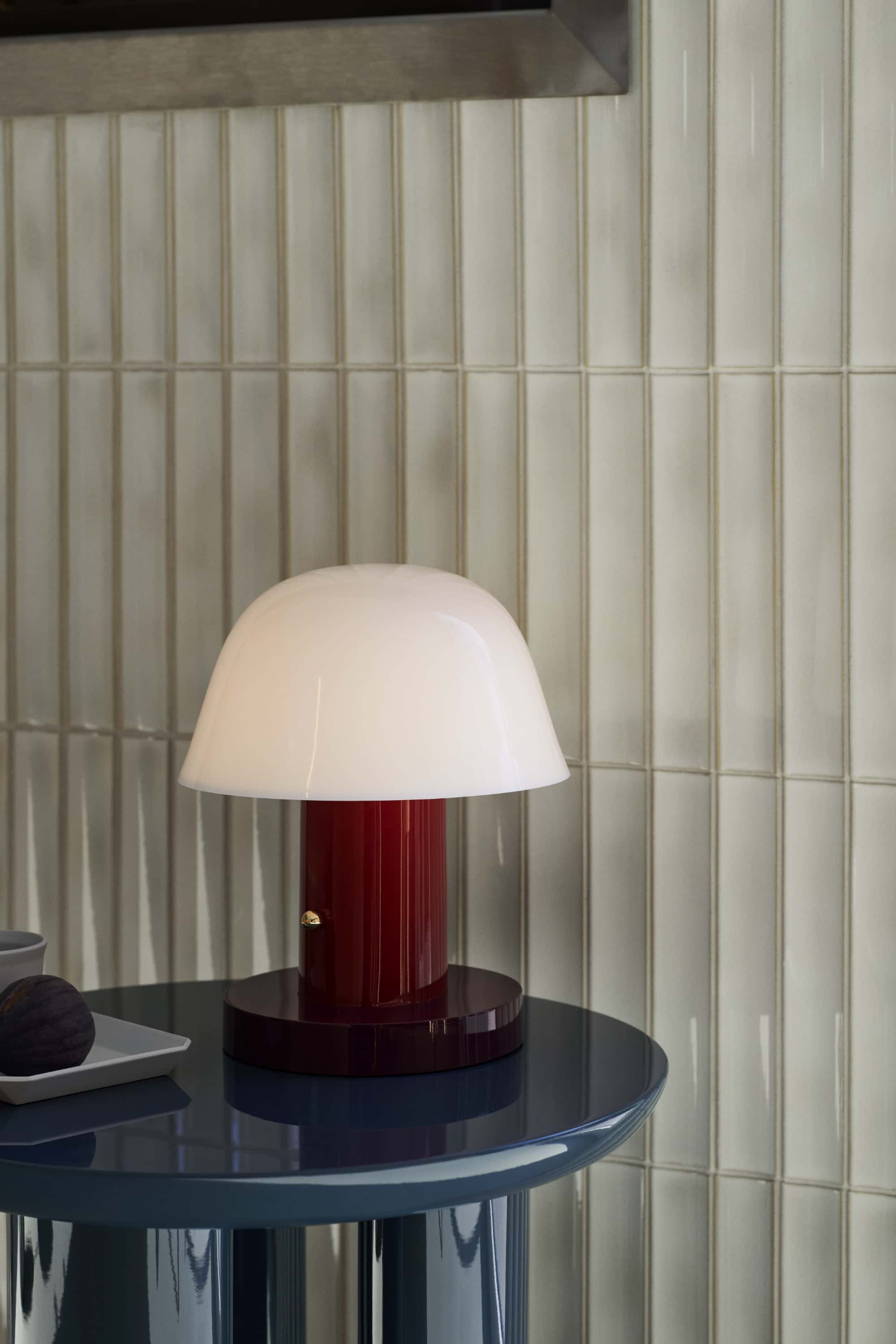 &Tradition Setago JH27 rechargeable lamp, maroon/grape