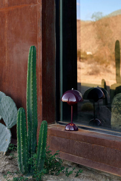 &Tradition Flowerpot VP9 portable table lamp, dark plum