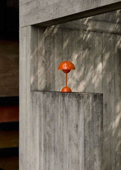 &Tradition Flowerpot VP9 portable table lamp, zesty orange