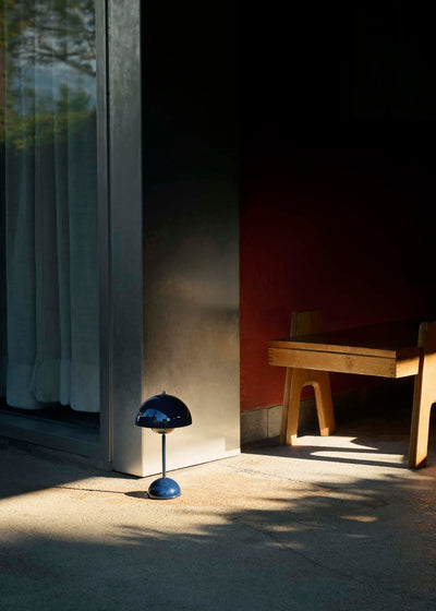 &Tradition Flowerpot VP9 portable table lamp, steel blue