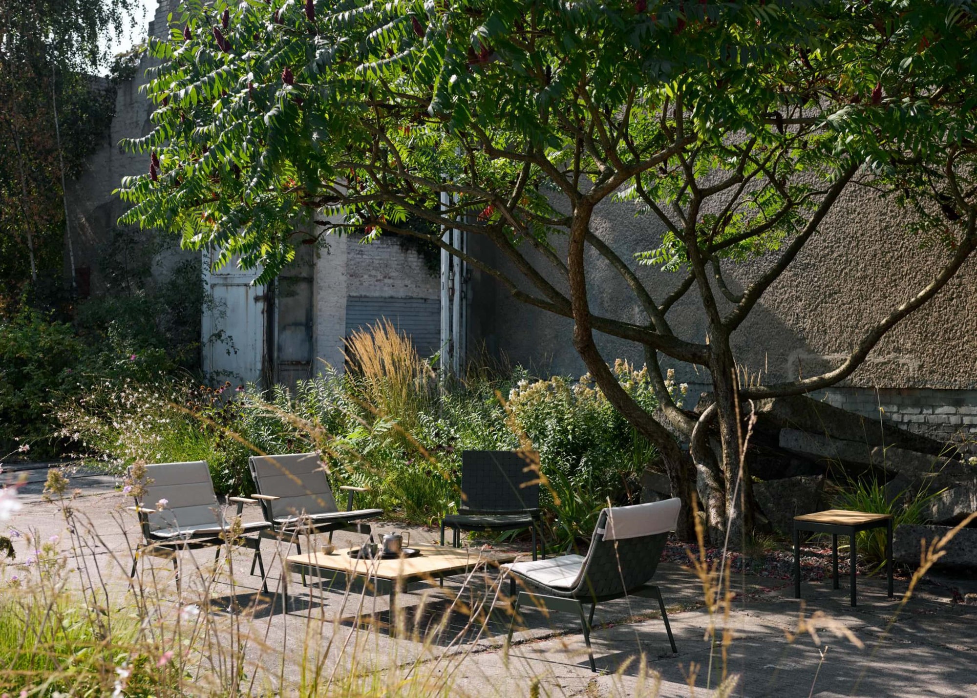 &Tradition Ville AV45 outdoor lounge chair with arms