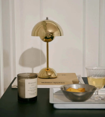 &Tradition Flowerpot VP9 rechargeable lamp, brass