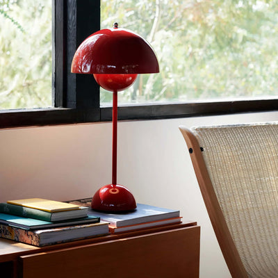 &Tradition Flowerpot VP3 table lamp, vermilion red