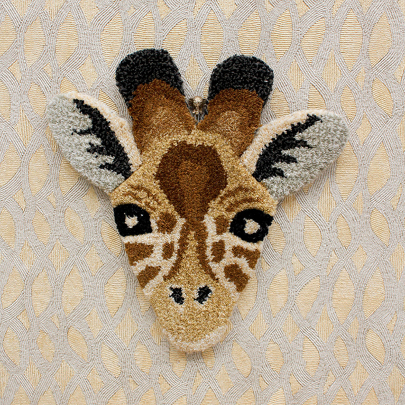 Doing Goods head rug, giraffe head (32x32 cm)